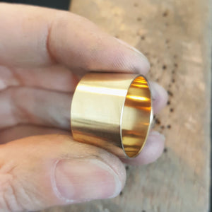 Wide gold band in 18 carat gold