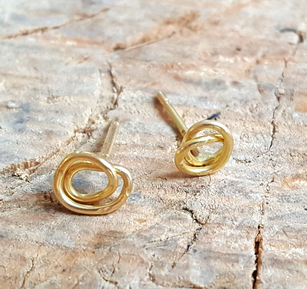 Twistet earstuds in 18 carat gold