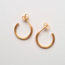 Load image into Gallery viewer, Ribbed hoops small goldplated