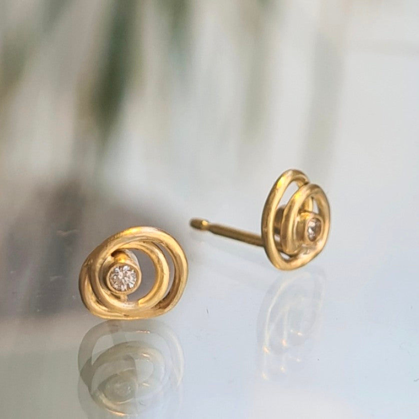Twistet earstuds with diamonds  in 18 carat gold